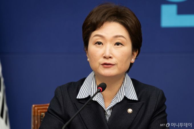 (서울=뉴스1) 유승관 기자 = 이언주 더불어민주당 최고위원이 15일 서울 여의도 국회에서 열린 최고위원회의에서 모두 발언을 하고 있다. 2025.12.15/뉴스1  Copyright (C) 뉴스1. All rights reserved. 무단 전재 및 재배포,  AI학습 이용 금지. /사진=(서울=뉴스1) 유승관 기자