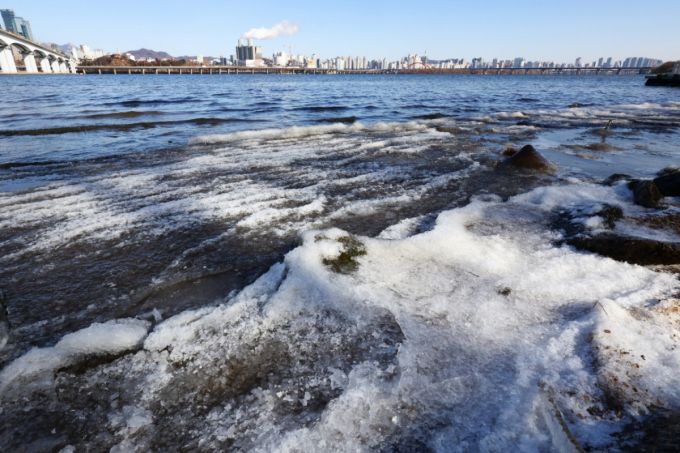 서울에 한파 주의보가 발효된 1일 서울 영등포구 한강변이 얼어있다/사진=뉴시스