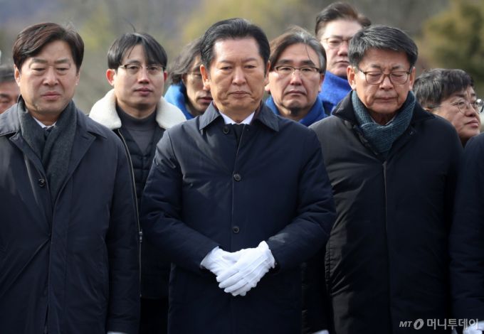 정청래 더불어민주당 대표가 1일 오후 경남 김해 진영읍 봉하마을을 찾아 고 노무현 전 대통령 묘역을 참배하고 있다./사진=뉴스1