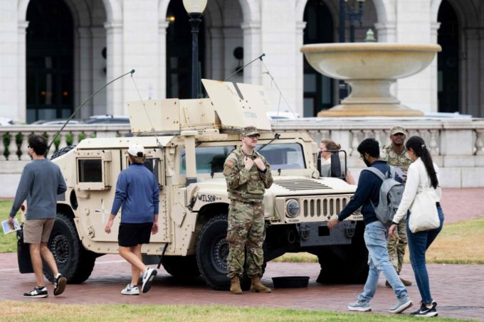 지난 8월20일(현지시간) 주(州)방위군이 배치된 워싱턴 DC 유니언 스테이션 앞을 시민들이 걷고 있다. /AFP=뉴스1