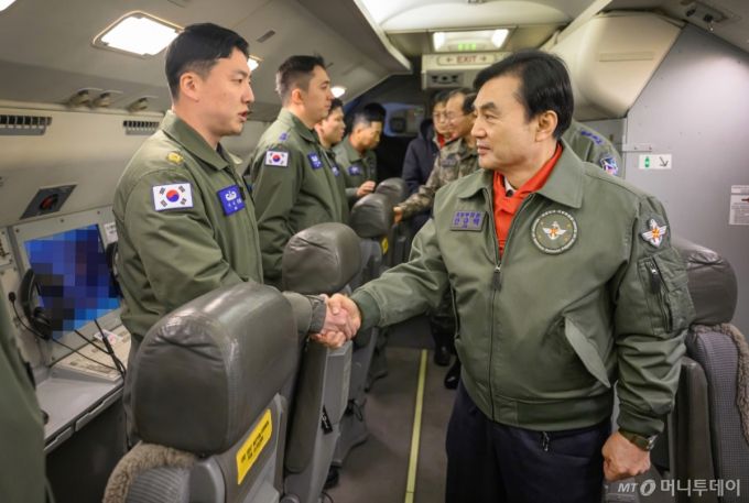 (서울=뉴스1) = 새해 첫 날인 1일 오전 안규백 국방부장관이 '하늘의 지휘소' 공군 항공통제기(E-737)에 탑승하여 항공통제사를 격려하고 있다.  (국방부 제공. 재판매 및 DB 금지) 2026.1.1/뉴스1  Copyright (C) 뉴스1. All rights reserved. 무단 전재 및 재배포,  AI학습 이용 금지.