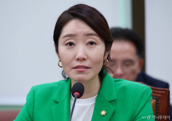 [서울=뉴시스] 김금보 기자 = 강선우 더불어민주당 의원이 8일 오후 서울 여의도 국회에서 열린 외교통일위원회 전체회의에서 인사말을 하고 있다. 2025.09.08. kgb@newsis.com /사진=김금보