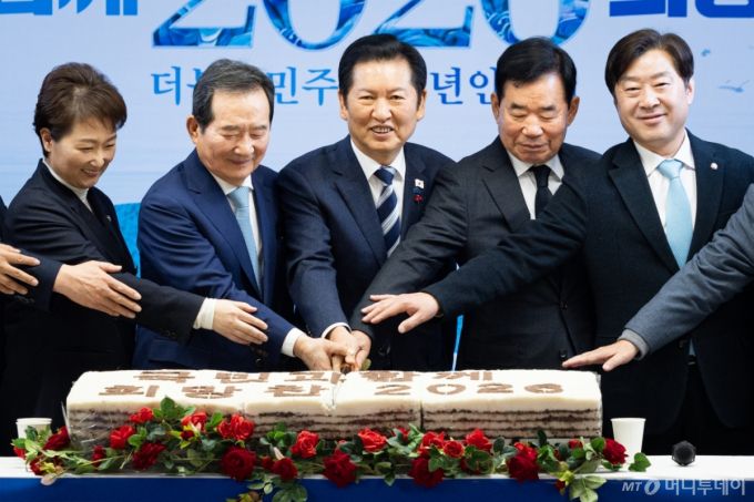 정청래 더불어민주당 대표를 비롯한 지도부 및 상임고문들이 1일 서울 여의도 당사에서 열린 2026 더불어민주당 신년인사회에서 떡을 자르고 있다. 왼쪽부터 이언주 최고위원, 정세균 상임고문, 정 대표, 김진표 상임고문, 황명선 최고위원. /사진=뉴스1