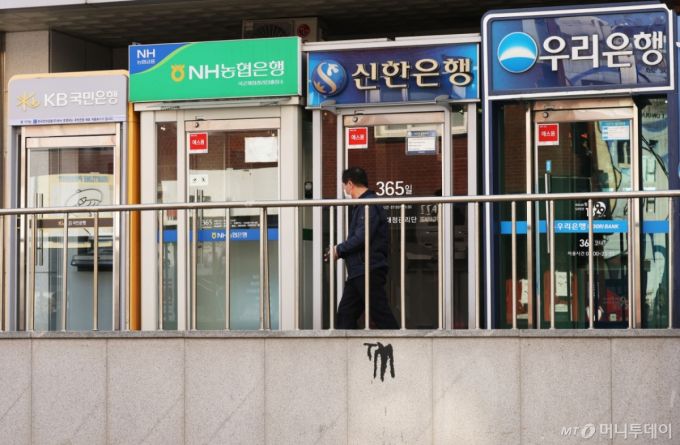 9일 서울 용산구에 설치된 은행 ATM기를 시민들이 이용하는 모습. 2025.11.9/사진=뉴스1 /사진=(서울=뉴스1) 이광호 기자