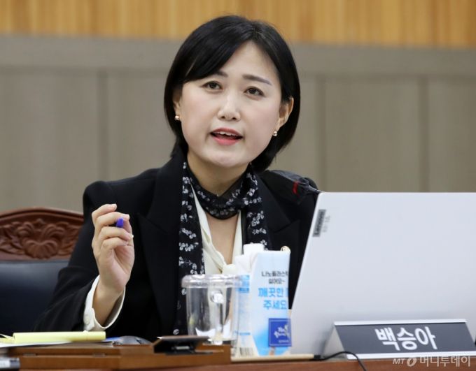 (창원=뉴스1) 윤일지 기자 = 백승아 더불어민주당 의원이 23일 경남 창원 성산구 경남교육청에서 열린 국회 교육위원회의 경남·울산·부산교육청에 대한 국정감사에서 증인으로 출석한 현임숙 브니엘예고 교장에게 브니옐예고 학생 사망 사건과 관련한 질의를 하고 있다. 2025.10.23/뉴스1  Copyright (C) 뉴스1. All rights reserved. 무단 전재 및 재배포,  AI학습 이용 금지. /사진=(창원=뉴스1) 윤일지 기자