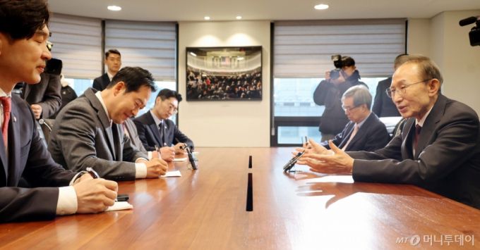 (서울=뉴스1) 국회사진기자단 = 장동혁 국민의힘 대표가 2일 서울 서초구 영포빌딩에서 이명박 전 대통령을 예방, 외연 확장 등 당 운영 방안과 지방선거 전략에 관한 조언을 듣고 있다. 2026.1.2/뉴스1  Copyright (C) 뉴스1. All rights reserved. 무단 전재 및 재배포,  AI학습 이용 금지. /사진=(서울=뉴스1) 국회사진기자단