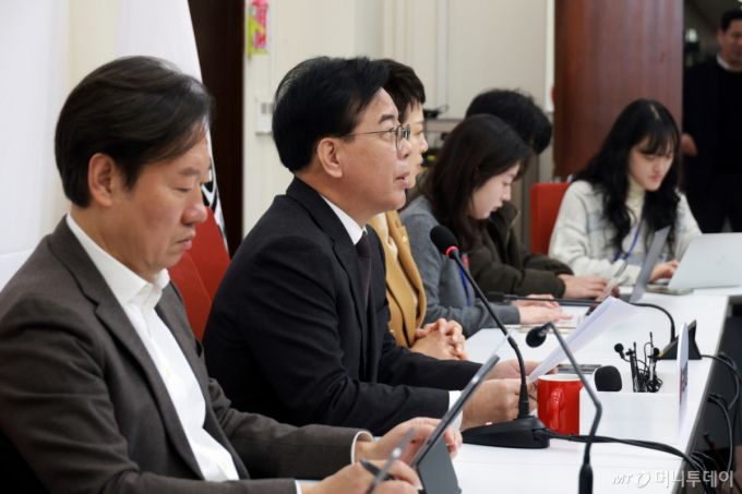 [서울=뉴시스] 고승민 기자 = 송언석 국민의힘 원내대표가 2일 서울 여의도 국회에서 현안 기자간담회를 하고 있다. 2026.01.02. kkssmm99@newsis.com /사진=고승민