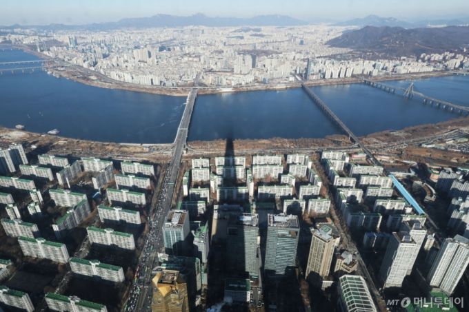 (서울=뉴스1) 이광호 기자 = 서울 아파트값 상승률이 2006년 이후 19년 만에 최고치를 기록할 것으로 전망되고 있는 26일 서울 송파구 롯데월드타워 서울스카이에서 아파트 단지가 보이고 있다.  지난 25일 한국부동산원이 발표한 12월 넷째 주(22일 기준) 주간 아파트 가격 동향에 따르면 서울 아파트 가격은 전주 대비 0.21% 올랐다. 올해 2월 첫주부터 46주 연속 오름세를 이어갔고, 상승 폭으로는 10월 넷째 주(0.23%) 이후 8주 만에 가장 높다.  자치구별로는 성동구가 하왕십리·금호동 위주로 0.34% 뛰었고 송파구도 문정·거여동 재건축 추진 단지 위주로 0.33% 상승했다. 2025.12.26/뉴스1  Copyright (C) 뉴스1. All rights reserved. 무단 전재 및 재배포,  AI학습 이용 금지. /사진=(서울=뉴스1) 이광호 기자