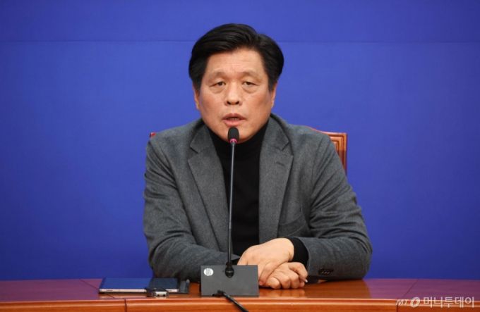 [서울=뉴시스] 김금보 기자 = 조승래 더불어민주당 사무총장이 4일 오전 서울 여의도 국회에서 열린 기자간담회에서 질문에 답변을 하고 있다. 2026.01.04. kgb@newsis.com /사진=김금보