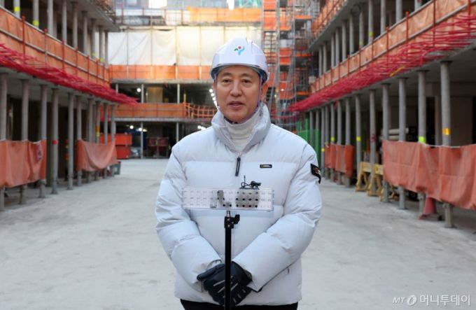 (서울=뉴스1) 김명섭 기자 = 오세훈 서울시장이 2일 서울 영등포구 유원제일1차 재건축공사 현장에서 신년 민간건축현장 안전점검 후 발언을 하고 있다. 2026.1.2/뉴스1  Copyright (C) 뉴스1. All rights reserved. 무단 전재 및 재배포,  AI학습 이용 금지. /사진=(서울=뉴스1) 김명섭 기자