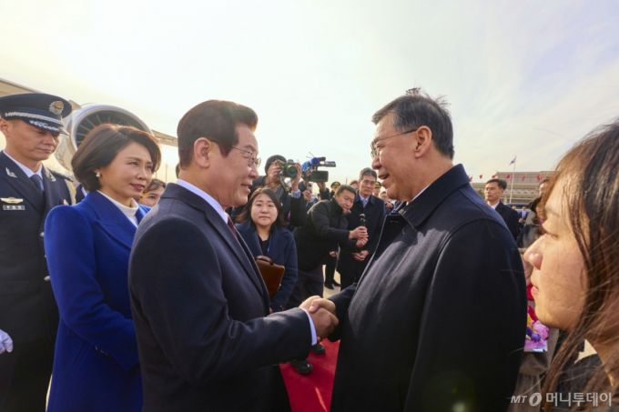 [베이징=뉴시스] 최동준 기자 = 중국을 국빈 방문한 이재명 대통령이 4일(현지 시간) 베이징 서우두 국제공항에 도착해 인허쥔 국무원 과학기술부 부장(장관)과 인사하고 있다. (공동취재) 2026.01.04. photocdj@newsis.com /사진=