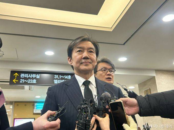 5일 조국 조국혁신당 대표가 서울 서초구 서울성모병원 장례식장 마련된 배우 안성기의 빈소를 찾았다. /사진=김지현 기자.