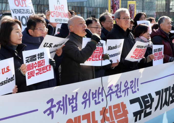 [서울=뉴시스] 배훈식 기자 = 트럼프위협저지공동행동 구성원들이 5일 오전 서울 종로구 광화문광장에서 기자회견을 열고 미국의 베네수엘라 침공을 규탄하고 있다. 2026.01.05. dahora83@newsis.com /사진=배훈식