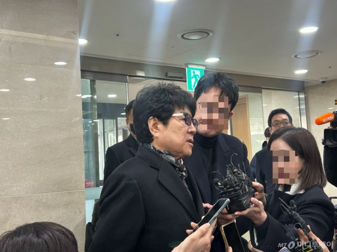 5일 가수 조용필이 서울 서초구 서울성모병원 장례식장 마련된 배우 안성기의 빈소를 찾아 조문을 마치고 나오는 모습. /사진=김지현 기자.