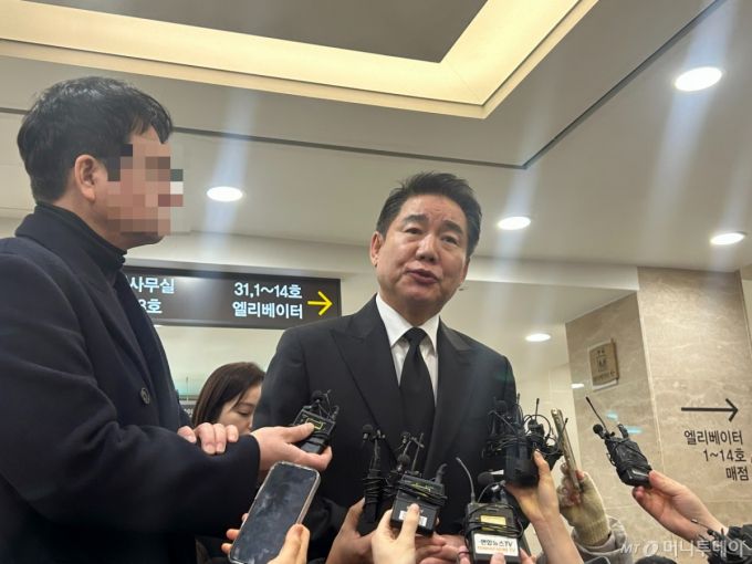 5일 배우 겸 신영균예술문화재단 이사인 박상원이 서울 서초구 서울성모병원 장례식장 마련된 배우 안성기의 빈소를 찾았다. /사진=김지현 기자.