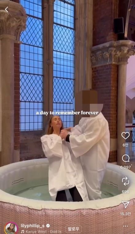 성인 배우 릴리 필립스가 공개한 세례장면./사진=릴리 필립스 인스타그램 화면캡처.