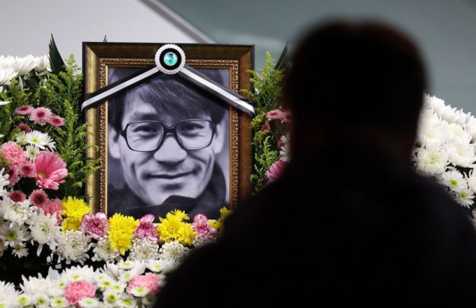 5일 서울 중구 서울영화센터에 마련된 고 안성기의 추모 공간을 찾은 시민이 조문을 하고 있다.   안성기는 이날 오전 9시 서울 용산구 순천향대병원 중환자실에서 가족들이 지켜보는 가운데 눈을 감았다. 향년 74세.  2026.1.5 /사진=뉴스1