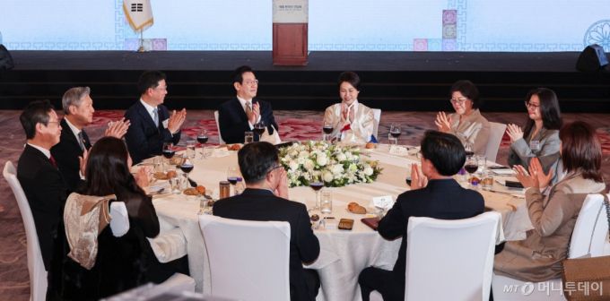 (베이징(중국)=뉴스1) 허경 기자 = 중국을 국빈 방문 중인 이재명 대통령과 김혜경 여사가 4일 베이징 한 호텔에서 열린 재중 한국인 간담회에서 박수를 치고 있다. 2026.1.4/뉴스1  Copyright (C) 뉴스1. All rights reserved. 무단 전재 및 재배포,  AI학습 이용 금지. /사진=(베이징(중국)=뉴스1) 허경 기자