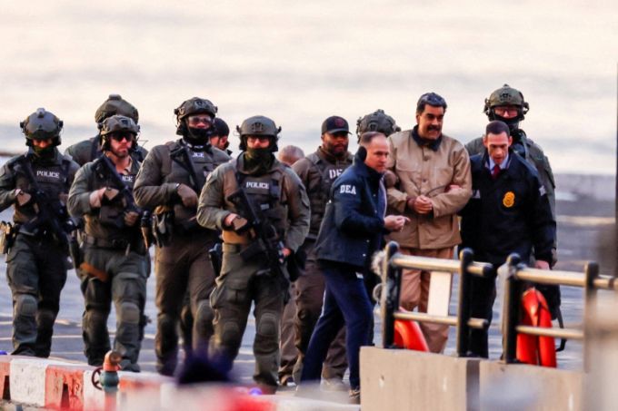 미군에 체포된 니콜라스 마두로 베네수엘라 대통령이 5일(현지시간) 미국 뉴욕에서 마약 테러, 모의, 마약 밀매, 자금 세탁 등을 포함한 연방 형사 사건 첫 심리에 참석하기 위해 맨해튼에 위치한 대니얼 패트릭 모이니한 연방법원으로 향하던 중 맨해튼 다운타운 헬기장에 도착하고 있다. /로이터=뉴스1