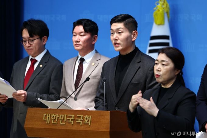 [서울=뉴시스] 김명년 기자 = 김재섭 국민의힘 주거사다리 정상화 특별위원장이 6일 오후 서울 여의도 국회 소통관에서 재개발재건축 정비사업 활성화 대책 기자회견을 열고 발언하고 있다. 2026.01.06. kmn@newsis.com /사진=김명년