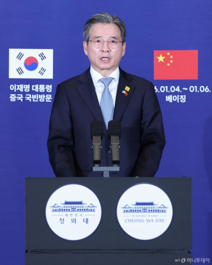 [베이징=뉴시스] 최동준 기자 = 김용범 정책실장이 5일(현지 시간) 중국 베이징의 한 호텔에 마련된 프레스센터에서 한중 정상회담 관련 브리핑을 하고 있다. 2026.01.05. photocdj@newsis.com /사진=최동준