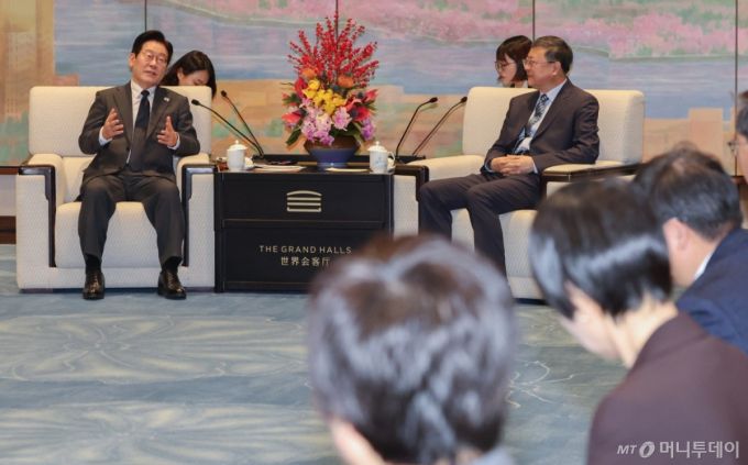 (상하이(중국)=뉴스1) 허경 기자 = 중국을 국빈방문 중인 이재명 대통령과 천지닝 상하이시 당 서기가 6일 상하이 세계회객청에서 열린 만찬 전 사전환담을 하고 있다. 2026.1.6/뉴스1  Copyright (C) 뉴스1. All rights reserved. 무단 전재 및 재배포,  AI학습 이용 금지. /사진=(상하이(중국)=뉴스1) 허경 기자