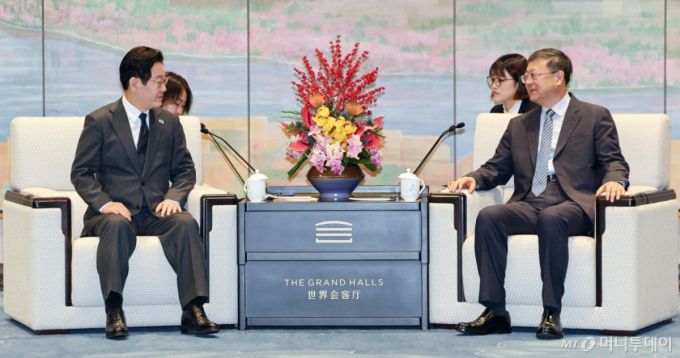 [상하이=뉴시스] 최동준 기자 = 중국을 국빈 방문 중인 이재명 대통령이 6일(현지 시간) 상하이 세계회객청에서 천지닝 상하이시 당 서기와 만찬에 앞서 사전환담을 하고 있다. 2026.01.06. photocdj@newsis.com /사진=