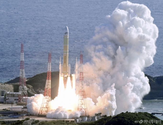 [미나미타네=AP/뉴시스] 22일 일본 가고시마현 미나미타네의 다네가시마 우주센터에서 일본 우주항공연구개발기구(JAXA)의 H3 로켓 8호기가 GPS 위성 '미치비키'를 싣고 발사되고 있다. 2025.12.22.