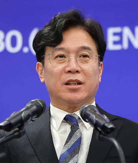 김영훈 고용노동부 장관. 2025.12.30/뉴스1  Copyright (C) 뉴스1. All rights reserved. 무단 전재 및 재배포,  AI학습 이용 금지. /사진=뉴스1