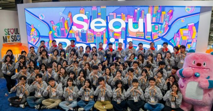 6일 CES 2026 서울통합관 참가자와 지원기관 기관장들이 서울(S)을 뜻하는 손모양으로 포즈를 취했다./사진=SBA