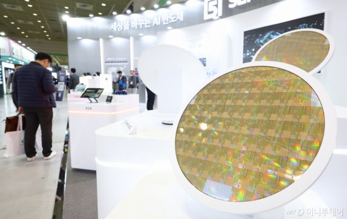 [서울=뉴시스] 황준선 기자 = 22일 서울 강남구 코엑스에서 개막한 제27회 반도체대전을 찾은 관람객들이 부스를 둘러보고 있다. 2025.10.22. hwang@newsis.com /사진=황준선