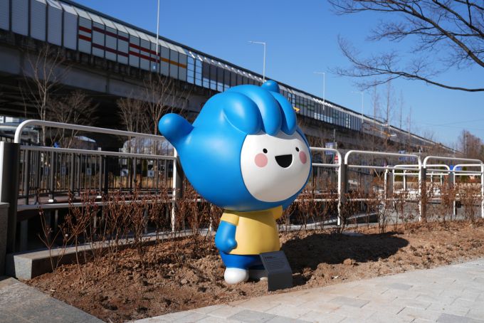 도심 소공원에 설치된 부천핸썹 캐릭터 모습./사진제공=한국만화영상진흥원