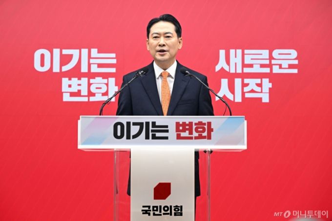 (서울=뉴스1) 이승배 기자 = 장동혁 국민의힘 대표가 7일 서울 여의도 중앙당사에서 열린 긴급기자회견에서 당 쇄신안 등을 발표하고 있다. (공동취재) 2026.1.7/뉴스1  Copyright (C) 뉴스1. All rights reserved. 무단 전재 및 재배포,  AI학습 이용 금지. /사진=(서울=뉴스1) 이승배 기자