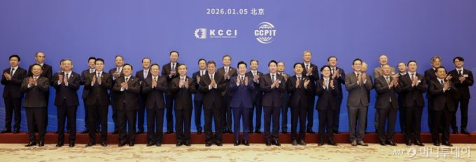 중국을 국빈 방문 중인 이재명 대통령이 5일(현지 시간) 베이징 조어대에서 열린 한중 비즈니스 포럼 사전 간담회에서 허리펑 경제담당 부총리 등 참석자들과 기념촬영을 하고 있다. /사진=최동준