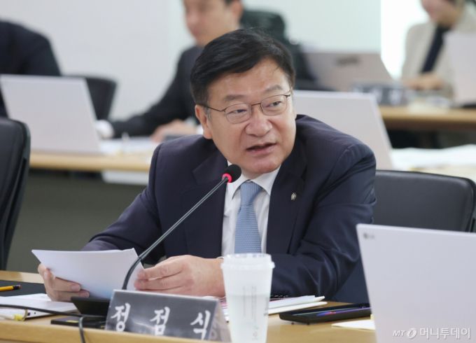 (수원=뉴스1) 김영운 기자 = 정점식 국민의힘 의원이 20일 경기 수원시 영통구 경기도청에서 열린 국회 국토교통위원회의 경기도에 대한 국정감사에서 질의를 하고 있다. 2025.10.20/뉴스1  Copyright (C) 뉴스1. All rights reserved. 무단 전재 및 재배포,  AI학습 이용 금지. /사진=(수원=뉴스1) 김영운 기자