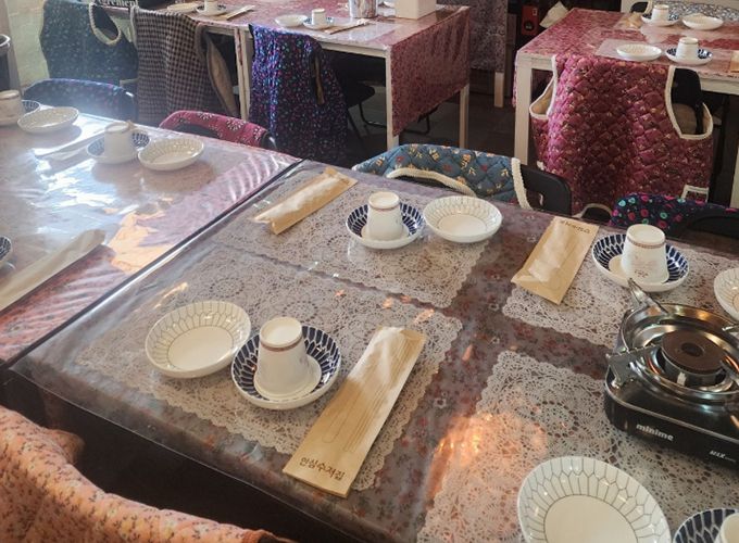 '할매카세' 식당을 운영하는 한 자영업자가 매장에 비치한 꽃무늬 조끼, 이른바 '할매 조끼'를 손님들이 무단으로 자꾸 가져간다며 어려움을 호소했다. /사진=자영업자 커뮤니티 '아프니까 사장이다' 캡처