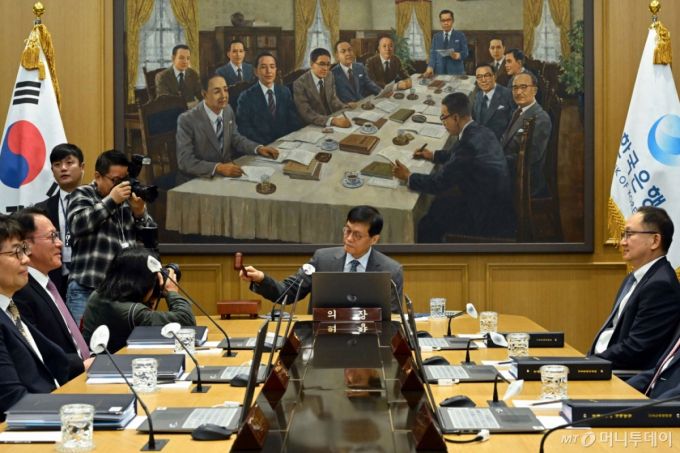 이창용 한국은행 총재가 27일 서울 중구 한국은행에서 열린 금융통화위원회 본회의에서 의사봉을 두드리고 있다./사진=뉴스1