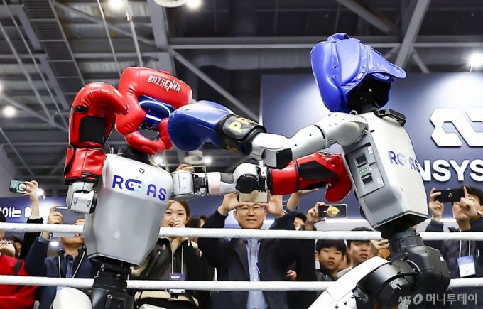 [고양=뉴시스] 김근수 기자 = 2025년 11월 5일 경기 고양시 킨텍스에서 열린 2025 로보월드에서 유니트리 로아스 휴머노이드 로봇이 격투경기를 벌이고 있다. 2025.11.05./사진=김근수