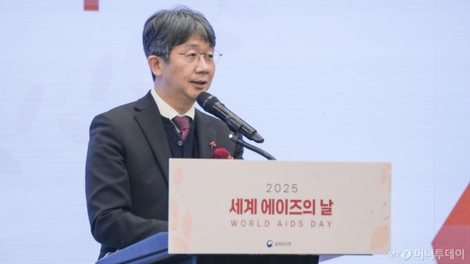 임승관 질병관리청 청장이 지난해 12월 1일 '세계 에이즈의 날'을 맞아 서울 용산구 나인트리 로카우스 호텔에서 열린 '2025년 세계 에이즈의 날 기념식'에 참석해 기념사를 하고 있다./사진=질병관리청,서울=뉴스1