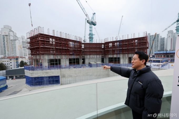 (서울=뉴스1) 황기선 기자 = 오세훈 서울시장이 12일 오후 서울 노원구 광운대역 물류부지 현장을 방문, 공사현장을 살펴보고 있다.  /사진=뉴스1 /사진=(서울=뉴스1) 황기선 기자