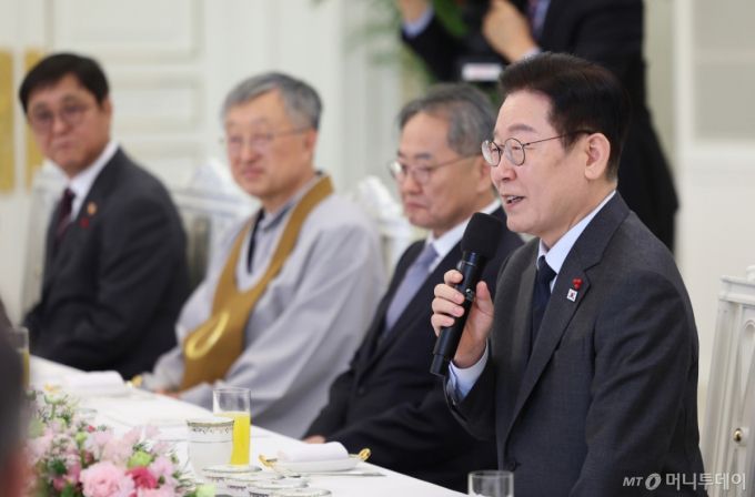 (서울=뉴스1) 이재명 기자 = 이재명 대통령이 12일 청와대에서 열린 종교지도자 초청 오찬간담회에서 발언하고 있다. (청와대통신사진기자단) 2026.1.12/뉴스1  Copyright (C) 뉴스1. All rights reserved. 무단 전재 및 재배포,  AI학습 이용 금지. /사진=(서울=뉴스1) 이재명 기자