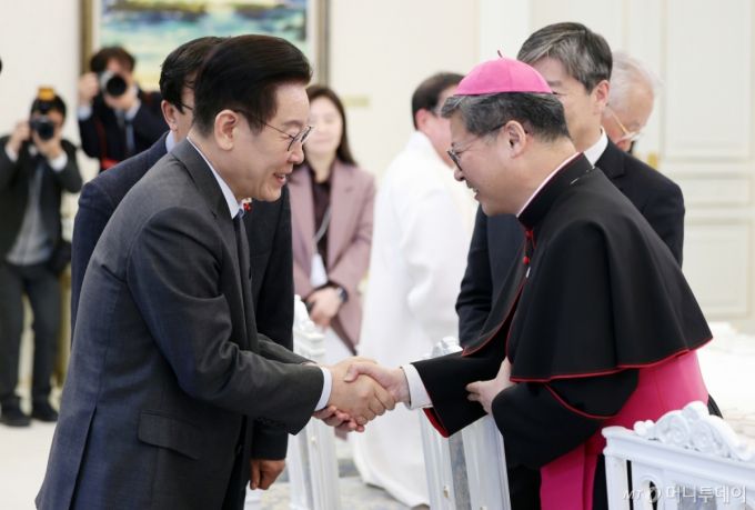 [서울=뉴시스] 고범준 기자 = 이재명 대통령이 12일 청와대 본관에서 열린 종교 지도자 초청 오찬 간담회에서 정순택 천주교 서울대교구 교구장과 인사하고 있다. (청와대통신사진기자단) 2026.01.12. bjko@newsis.com /사진=