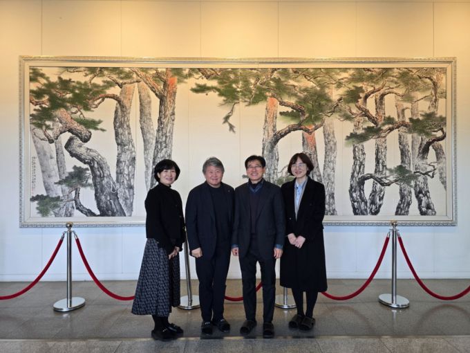 김용하 건양대 총장(왼쪽 2번째)이 김충환 경방신약 대표(왼쪽 3번째)와 기념촬영하고 있다./사진제공=건양대