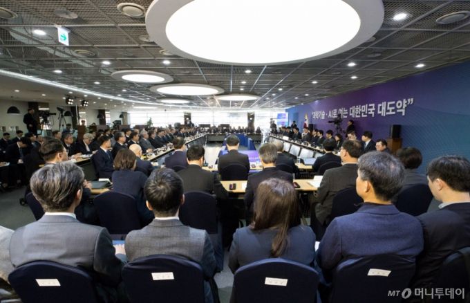 12일 오전 세종특별자치시 국가과학기술연구회에서 열린 '과학기술분야 출연연구기관 업무보고' 에서  배경훈 부총리 겸 과학기술정보통신부 장관의 발언이 유튜브로 생중계 되고 있다. 이날 국가과학기술연구회, 한국과학기술연구원 등 과학기술분야 출연연구기관 및 한국연구재단, 과학기술사업화진흥원, 연구개발특구진흥재단, 한국과학기술기획평가원, 기초과학연구원, 한국나노기술원, 한국원자력의학원 등이 업무보고를 실시했다. /사진=과학기술정보통신부