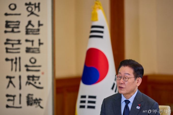 (서울=뉴스1) 허경 기자 = 이재명 대통령이 일본 방문을 하루 앞둔 12일 청와대에서 일본 공영방송 NHK와 단독 인터뷰를 하고 있다. (청와대 제공. 재판매 및 DB 금지)  Copyright (C) 뉴스1. All rights reserved. 무단 전재 및 재배포,  AI학습 이용 금지. /사진=(서울=뉴스1) 허경 기자