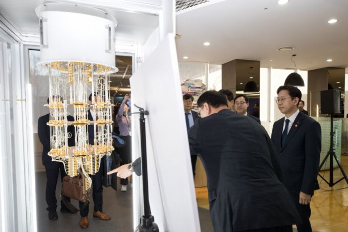 12일 오전 세종특별자치시 국가과학기술연구회에서 열린 '과학기술분야 출연연구기관 업무보고' 에서  이호성 한국표준과학연구원 원장이 배경훈 부총리 겸 과학기술정보통신부 장관에게 표준연이 개발한 양자컴퓨터 모형을 설명하고 있다. 한편 이날 업무보고에는 국가과학기술연구회, 한국과학기술연구원 등 과학기술분야 출연연구기관 및 한국연구재단, 과학기술사업화진흥원, 연구개발특구진흥재단, 한국과학기술기획평가원, 기초과학연구원, 한국나노기술원, 한국원자력의학원 등이 참석했다. /사진=과학기술정보통신부