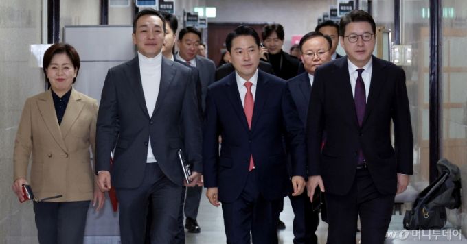 [서울=뉴시스] 김금보 기자 = 장동혁 국민의힘 대표가 12일 오전 서울 여의도 국회에서 열린 최고위원회의에 참석하기 위해 이동하고 있다. 2026.01.12. kgb@newsis.com /사진=김금보