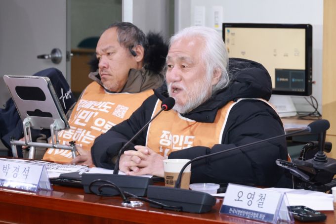 지난 9일 박경석 전장연 상임대표가 서울 여의도 국회 의원회관에서 열린 더불어민주당-전국장애인차별철폐연대와의 대화에서 인사말을 하고 있다. /사진=뉴시스.