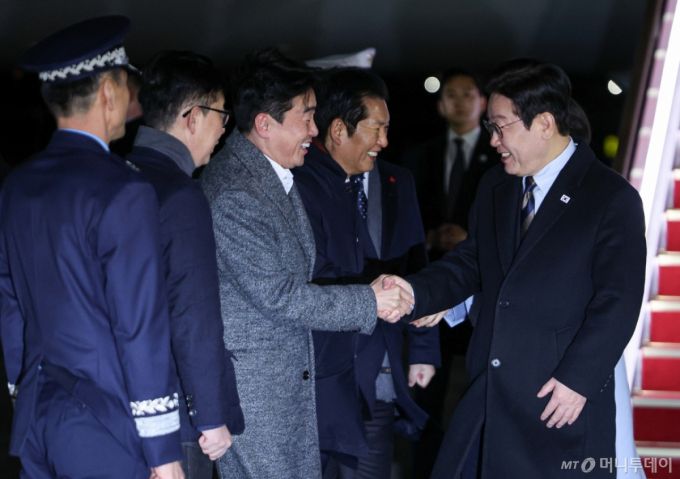 (성남=뉴스1) 허경 기자 = 중국 국빈방문 일정을 마치고 귀국한 이재명 대통령이 7일 성남 서울공항에서 환영나온 강훈식 비서실장과 와 인사하고 있다. 2026.1.7/뉴스1  Copyright (C) 뉴스1. All rights reserved. 무단 전재 및 재배포,  AI학습 이용 금지. /사진=(성남=뉴스1) 허경 기자