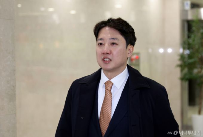 [서울=뉴시스] 김금보 기자 = 이준석 개혁신당 대표가 12일 오전 서울 여의도 국회에서 열린 최고위원회의에 참석을 하고 있다. 2026.01.12. kgb@newsis.com /사진=김금보